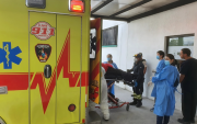 En el hospital José Carrasco del IESS se activó código plata con la llegada de los heridos en el ataque armado.