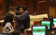 Sesión. Paola Cabezas, de las filas del correísmo, abraza a una de sus coidearias luego de la votación para ir al juicio político a la ministra Palencia.