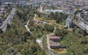 El río recibe solo el 1 % de aguas tratadas en Quito, lo que implica que el 99 % restante son de aguas residuales, tanto industriales como domésticas.