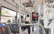 Buses. En muchas ocasiones se ve a personas de pie, pese a que hay espacios suficientes para sentarse. La situación incomoda.