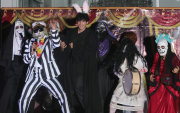 Alejandro baila junto a zombies y brujas.