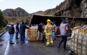 El camión transitaba con 14 canecas de 300 galones de combustible por el Parque Nacional Cajas.