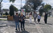Las familias cuencanas llegaron desde muy temprano al cementerio para limpiar y arreglar las tumbas de sus seres queridos.