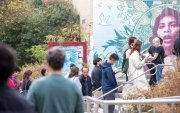 Personas hacen fila fuera de un colegio electoral en Filadelfia, Pennsylvania.