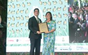 Entrega de placa reconocimiento Prefectura de el Oro. Karina torres vice prefecta El Oro a Jorge Encalada.