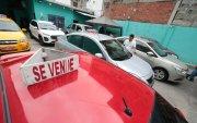 Guayaquil. Una persona ve un auto en un local de venta de carros usados, en la calle Seis de Marzo.