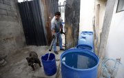 Desde mediados de septiembre, en el barrio La Paz, los moradores ya son afectados por cortes de agua. El líquido llega mediante estaciones de bombeo.