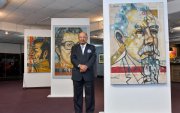 Tony Moré junto a parte de su obra.