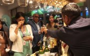 Bebidas. Empresarios prueban vino blanco, vino rose y espumante de cacao.