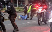 Movilización. Elementos de la Policía detienen y arrastran en la calle a uno de los manifestantes en Quito.