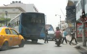 Buses. En las unidades urbanas y de la Metrovía es común que el esmog cubra las placas. El caso es repetitivo.