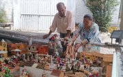 Reinaldo Criollo y Gloria Vivar elaboran el nacimiento gigante desde hace más de 50 años.