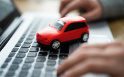 El SENAE verifica el estado del auto para asegurarse de que cumple con las condiciones establecidas.