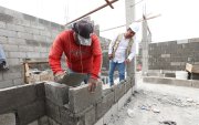 Labor. Trabajadores edifican viviendas en urbanización de vía a la costa.
