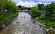Jóvenes deportistas practicaron packrafting en la cuenca del río Tomebamba, en Cuenca.