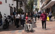 Movilizarse y cruzar las calles en varios sectores de Quito se vuelve conflictivo y difícil para personas con discapacidad.