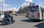 Riesgo. A lo largo de los 20 kilómetros hay zonas donde no hay pasos peatonales ni señalética, lo que impide el paso de los peatones.
