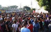 Migrantes hacen filas para realizar sus procesos migratorios, el 22 de diciembre de 2024 en el municipio de Tapachula en Chiapas (México).