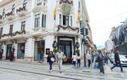 Las calles del Centro Histórico de Cuenca lucen con gran cantidad de ciudadanos.