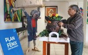 Creatividad. Hernán Alvarado, del barrio El Vado, explica sobre la elaboración de los monigotes.