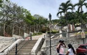 Miradores. La vista panorámica que goza el cerro del Carmen es uno de los atractivos de este sitio. Para llegar a lo más alto, el turista debe subir 164 escalinatas; no hay otra forma de hacerlo.