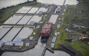 Comercio. Un buque pasa por el Canal de Panamá.