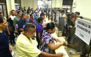 Centenares de personas acudieron al Municipio de Guayaquil a pagar el impuesto predial..