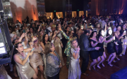 Los asistentes demostraron su talento en el baile al ritmo de la agrupación La Machine.