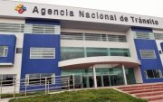 La ANT se encarga de planificar, regular y controlar el transporte terrestre, el tránsito y la seguridad vial.