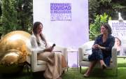 Karina junto a la periodista Denisse Molina, encargada de dar la bienvenida a los asistentes.