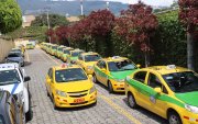 Distintivo. El taxi rural amarillo con verde no podía recoger pasajeros dentro del área urbana de Quito.