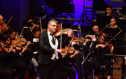 El estadounidense es considerado uno de los violinistas más dinámicos y versátiles de su generación.