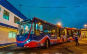 Transporte. El primer trole Yutong 100 % eléctrico de Quito llegó ayer y fue desembarcado en El Recreo.