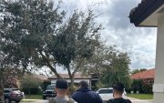 Hecho. Dos agentes federales arrestaron a una persona indocumentada en las redadas migratorias, según el Servicio de Inmigración y Aduanas se capturó cerca de mil personas el domingo 26 de enero de 2025.