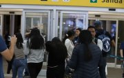 Guayaquil. Un grupo de las personas deportadas desde Estados Unidos llegando al aeropuerto José Joaquín Olmedo.