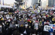 Los manifestantes gritan "Derriben a Yoon Suk Yeol" durante una manifestación exigiendo la renuncia del presidente surcoreano, Yoon, en Seúl, Corea del Sur, el 1 de febrero de 2025.