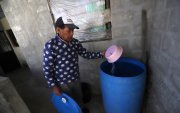 Debido a la intermitencia del servicio de agua, los moradores del barrio tienen contenedores en sus viviendas para recoger el agua.