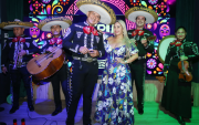 María del Mar disfrutó con la sorpresa de los mariachis.