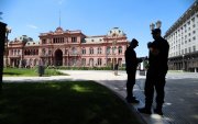 Buenos Aires. Policías custodian frente a la Casa Rosada este lunes. El Gobierno de Javier Milei se encuentra en medio de una polémica.