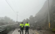 Un gran deslizamiento en el kilómetro 51 de la vía Cuenca- Molleturo- El Empalme provoca el cierre de esta carretera.