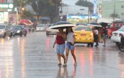 La lluvia se sintió en algunas partes de la ciudad. Se veía a personas resguardándose de las precipitaciones