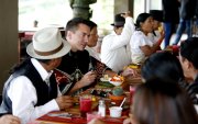 Daniel Noboa en un desayuno con representantes de comunidades.