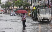 Las fuerte lluvia que soportó Guayaquil anegó varias vías, la mañana de este lunes 24 de febrero.