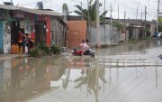 Inundación. En la calle 40 a veces resulta imposible movilizarse por el agua acumulada.