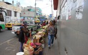 Asociaciones de comerciantes señalan que el índice de vendedores informales afuera de mercados y centros comerciales del ahorro afecta sus ganancias.