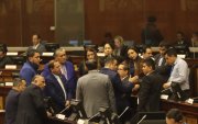 Negociaciones. El socialcristiano Jorge Enrique Acaiturri, en medio de los suyos, afina sus estrategias entre los bloques oficialista y correísta.