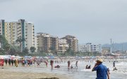 Los turistas llenaron las playas de Esmeraldas en este feriado de carnaval.
