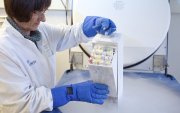 En la imagen de archivo, una asistente médico almacena muestras de esperma en el Centro de Medicina de Reproducción de Muenster, Alemania. EFE/Friso Gentsch