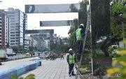 En el Bulevar de Los Shyris, trabajadores instalan 21 estructuras arquitectónicas.