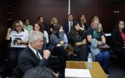Dalma (c) y Giannina Maradona (3-d), hijas de Diego Armando Maradona junto a otros familiares en los tribunales de San Isidro en Buenos Aires.